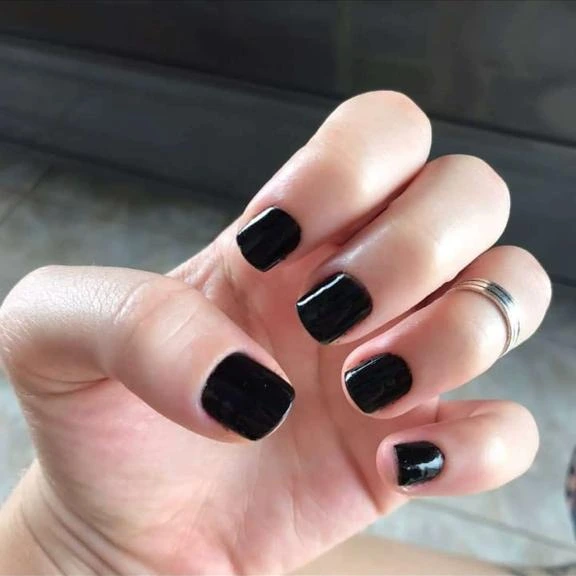 Unhas com esmaltação preta feitas por Osana Damásio
